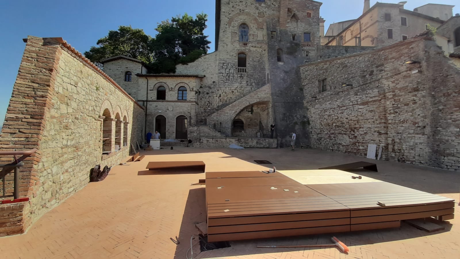 Todi Riapre La Terrazza Delle Lucrezie IlTamTam It Il Giornale