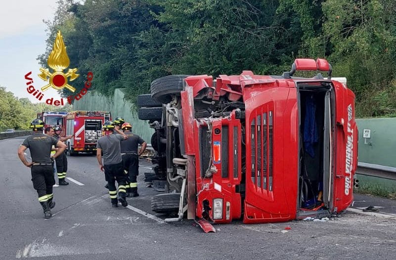 Camion Si Ribalta Sulla E A Massa Martana Iltamtam It Il Giornale