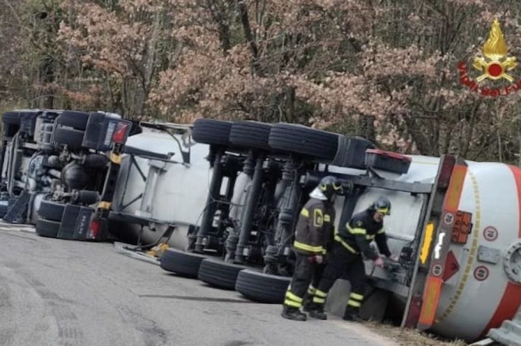 Autocisterna Si Ribalta A Massa Martana Iltamtam It Il Giornale