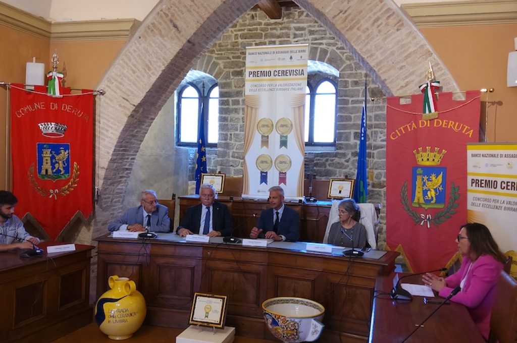 Premio Cerevisia, un momento della proclamazione dei birrifici vincitori. Parla il sindaco di Deruta, Michele Toniaccini