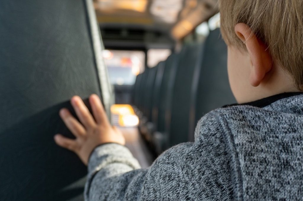 bimbo su bus scuola