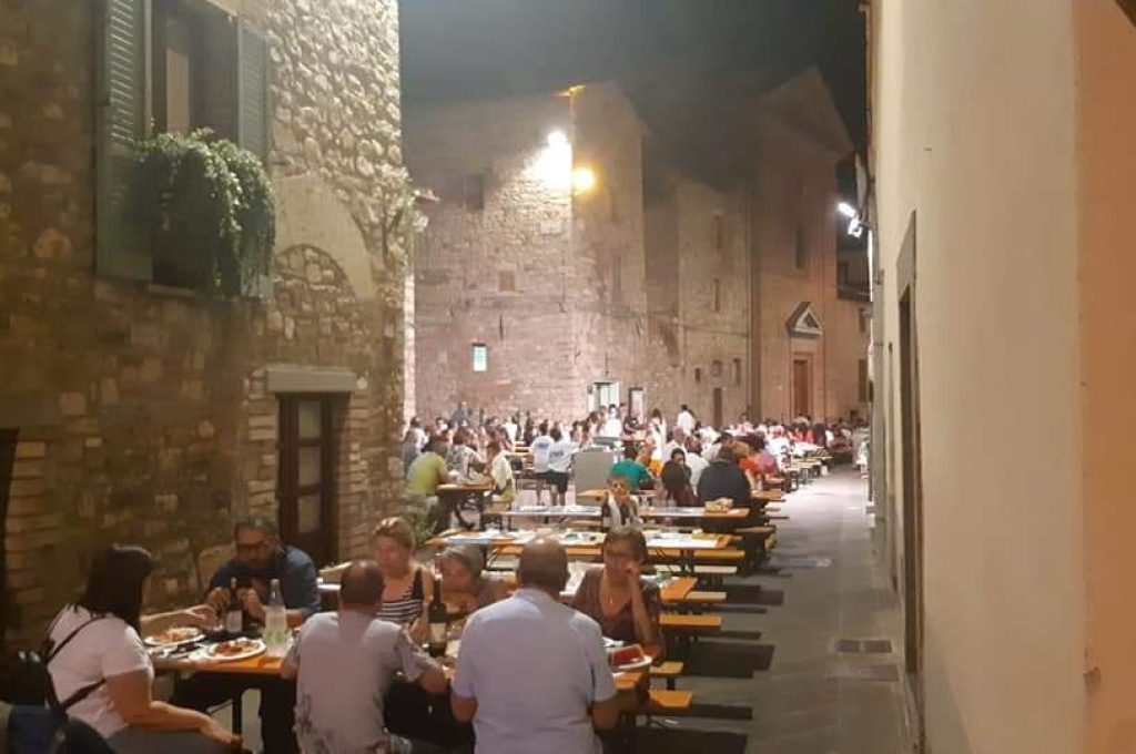 foto cena in piazza