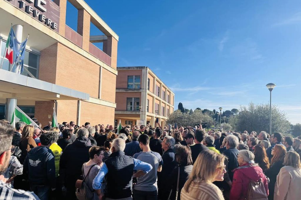 ospedale pantalla sit-in