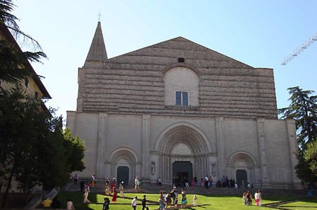 studenti che salgono alla sede del liceo