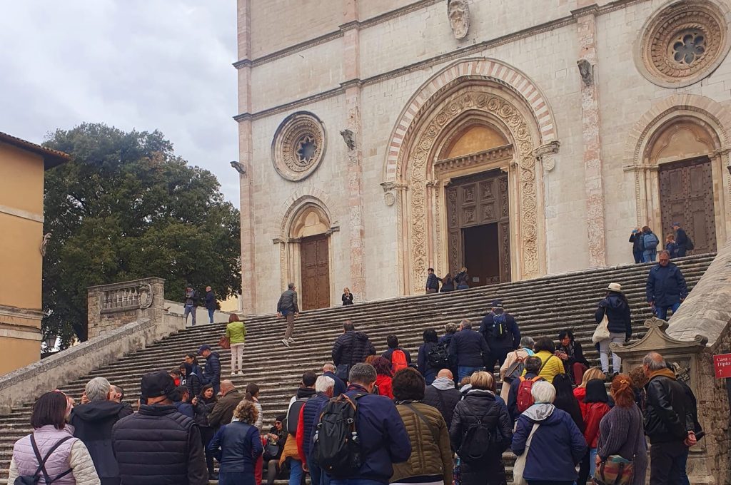 turisti a todi il 25 aprile